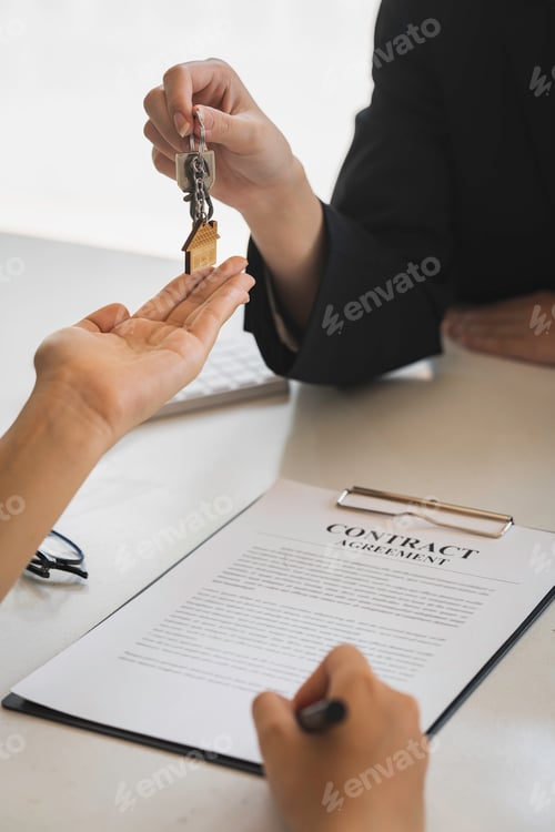 Preview: Real estate company to buy houses and land are delivering keys and houses to customers after agreein
