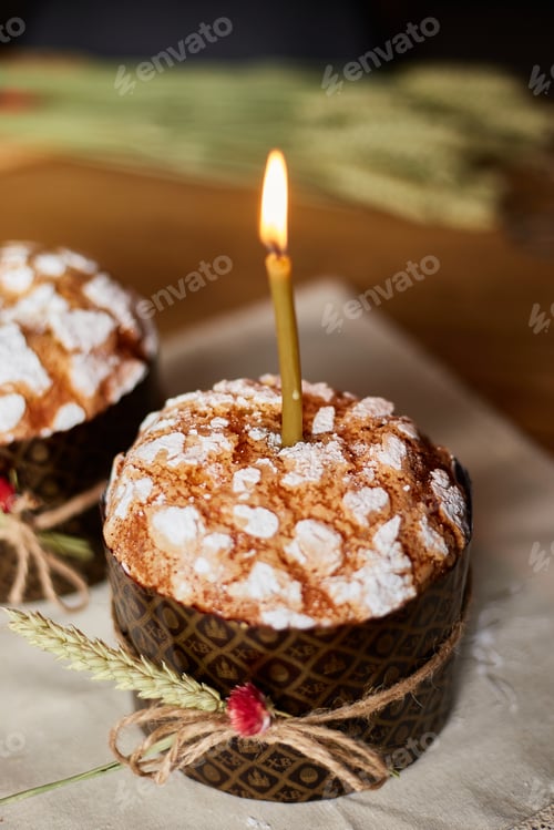 Preview: Happy Easter, The candle is burning in the Easter cake