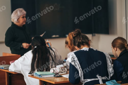Visualização: Alunos na escola em aula