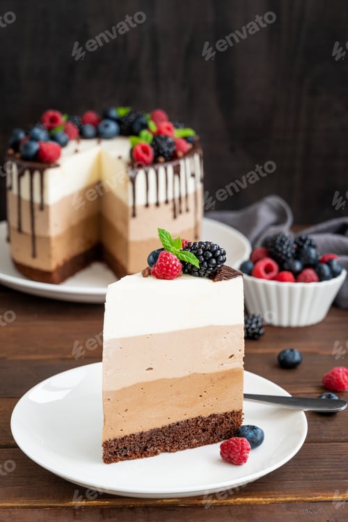 Preview: Delicious Three Layer Cake with Chocolate Drizzle