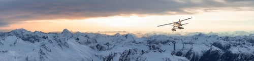 Aperçu: Vue panoramique aérienne du paysage des montagnes Rocheuses canadiennes avec hydravion volant