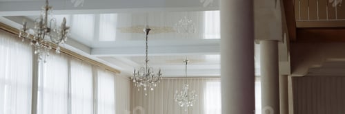 Preview: Banner aroom with a chandelier hanging from the ceiling