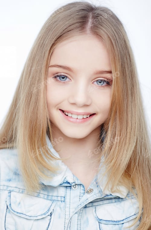 Visualização: Smilling young girl with long hair