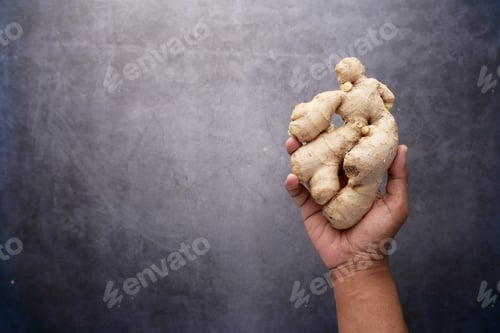 Preview: top view of Gingers on hand on black background