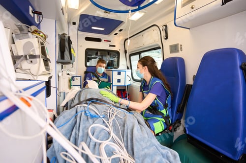Preview: Doctors of the mobile team transport the patient in ambulance