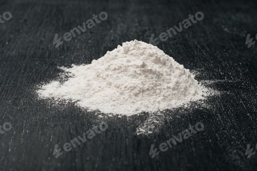 Visualização: Farinha em fundo de madeira preta. Cozinhando em casa