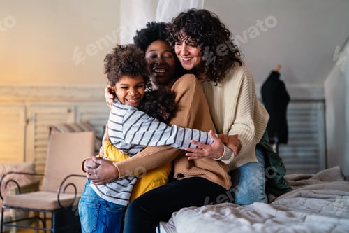 Visualização: Filhos de casais gays adoram o conceito de felicidade. Família multiétnica feliz passando tempo juntos em casa