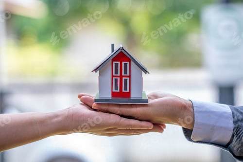 Preview: model home to decide to sign a home insurance contract about mortgage and home insurance offers.