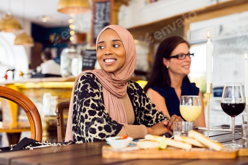 Preview: Businesswomen during lunch in restaurant