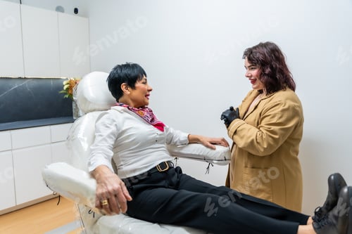 Preview: Patient consulting doctor for aesthetic skin care treatment