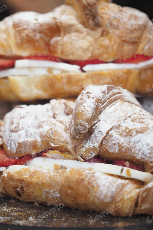 Preview: Savor delicious croissants with fresh strawberries and cream, perfect for any occasion