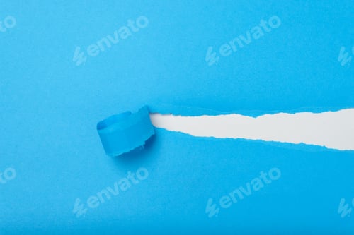 Vorschau: Blaues zerrissenes Papier auf weißem Hintergrund. Papierstruktur, Hintergrund.