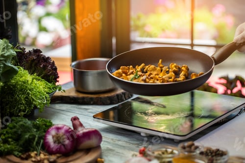 Preview: Frying pan with yellow mushrooms
