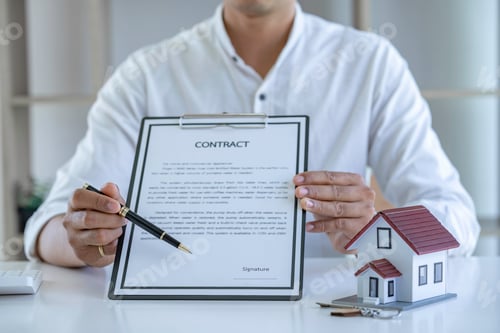 Preview: Real estate agents explain model homes to negotiate prices and documentation for customers who come