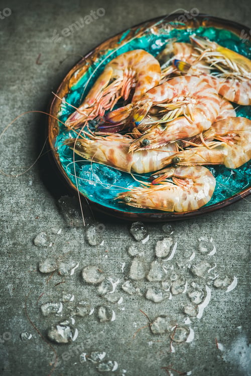 Preview: Raw uncooked tiger prawns on chipped ice in tray