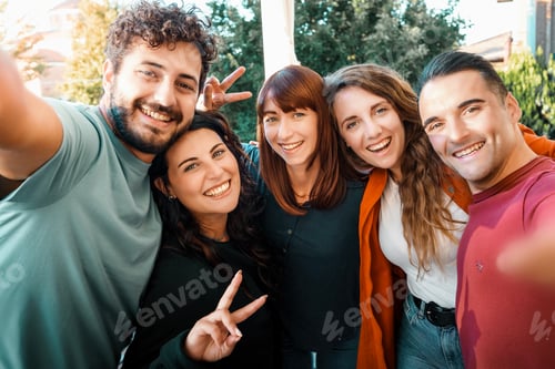 Preview: Joyful Friendship, Group Selfie