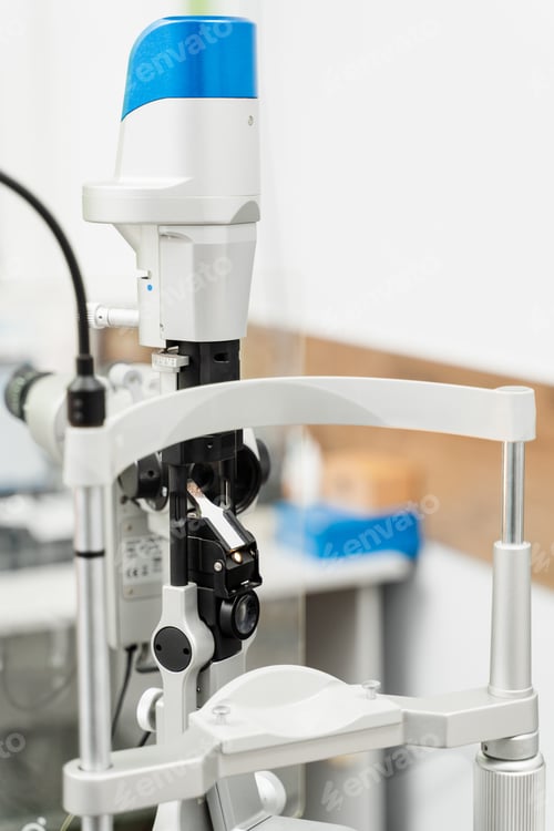 Preview: Slit lamp close-up for eye and cornea diagnosis by ophthalmologist in patient exam