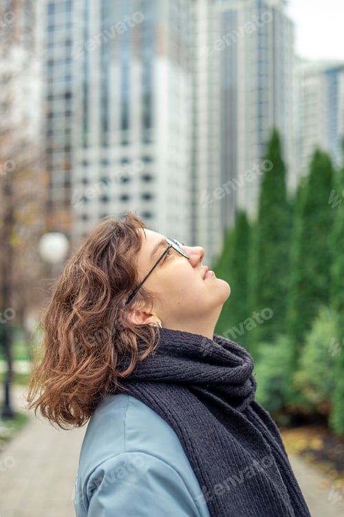 Preview: Young woman in a big city. Girl enjoying the city. Space for text.
