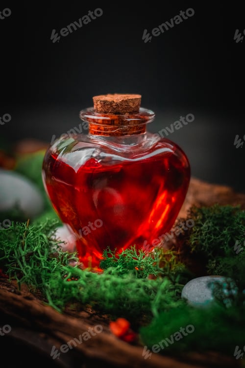 Preview: Red poison in a heart-shaped bottle lies in the bark of a tree with moss and stones on a black