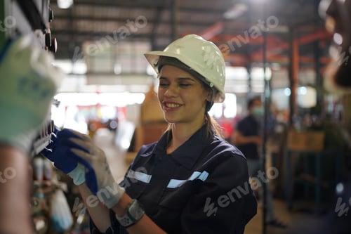 Preview: Worker in metal industry