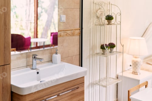 Visualização: Lavatório com espelho perto da divisória de vidro com quarto