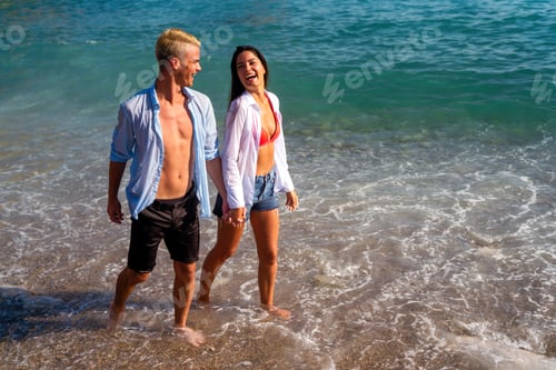 Vista previa: Vacation couple walking on beach together in love. Travel honeymoon people happiness concept