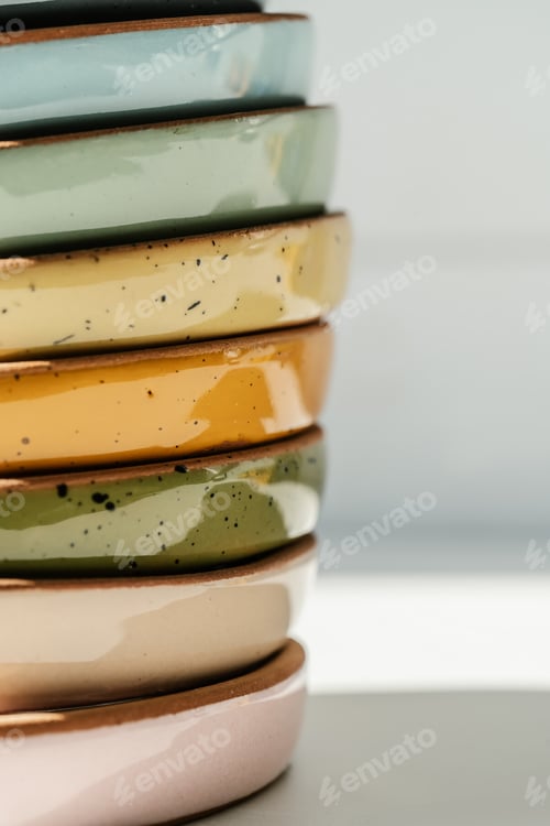 Preview: A large stack of ceramic cups in pastel colors.