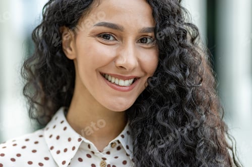 Preview: Close-up of curly hair with a polka dot patterned shirt in soft focus