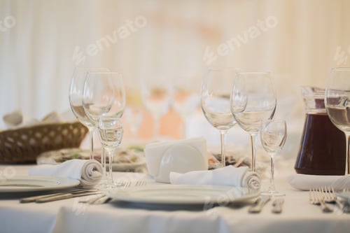 Preview: Beautiful wine and champagne glasses in the restaurant