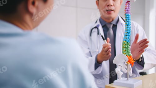 Preview: A male doctor is explaining to the patient the cause of the patient's condition.
