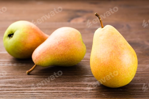 Preview: Ripe pears on a wooden table