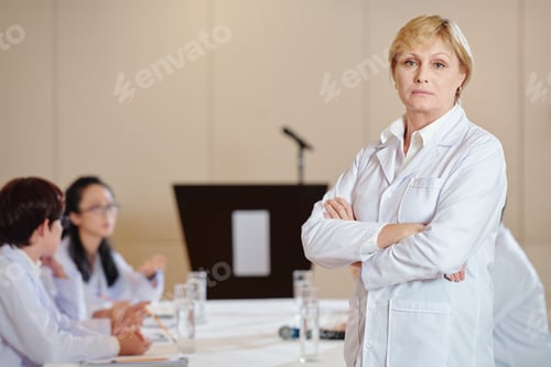 Preview: Serious researcher in labcoat