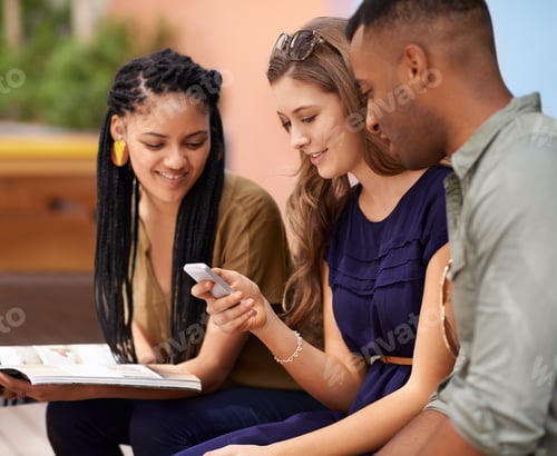 Preview: Girls love their messaging