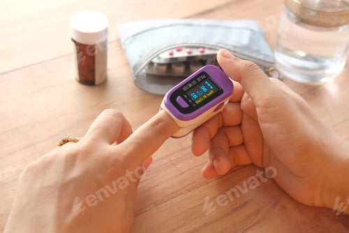 Preview: young women hand using pulse oximeter