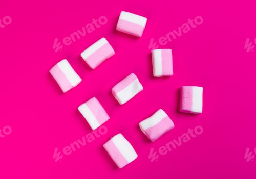 Visualização: marshmallows em um fundo rosa. vista superior