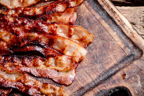 Preview: Fried bacon on a cutting board.