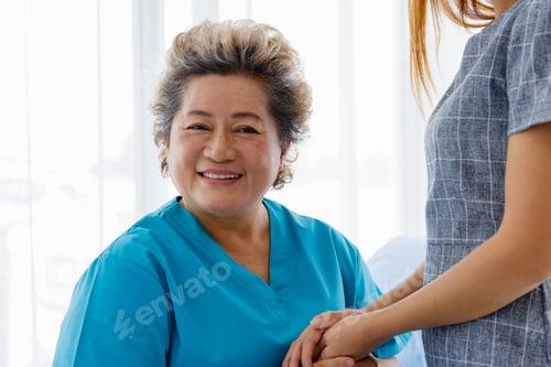 Vista previa: Asian family visit an elderly in a hospital