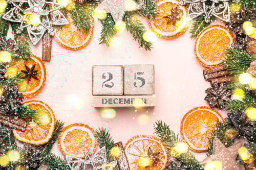 Visualização: Moldura natural de Natal com fatias de laranja seca e luzes de bokeh. Calendário 25 de dezembro