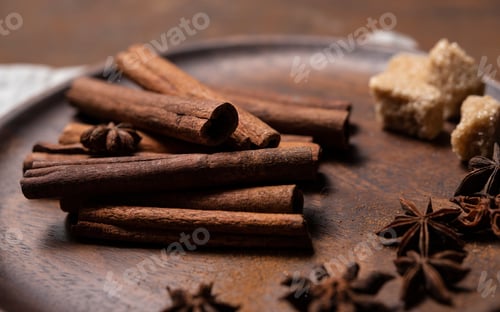 Vista previa: palito de canela en polvo marrón, plato macro, de cerca, monótono