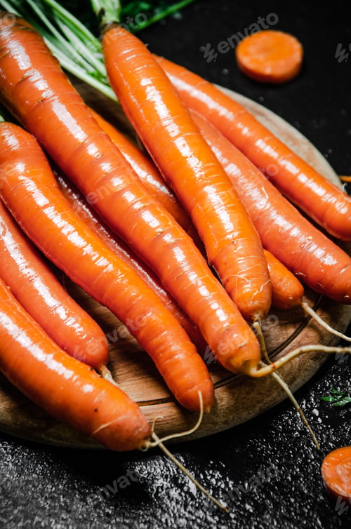Preview: Carrots on a cutting board.