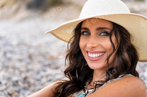 Visualização: Mulher com dentes brancos pensando e olhando de soslaio