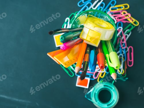 Visualização: Papelaria colorida: conceito de volta às aulas no escuro