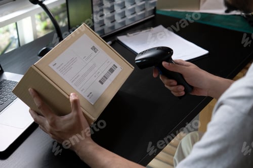 Preview: Online selling, e-commerce, shipping concept