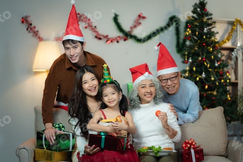 Visualização: Jantar e comemoração de férias em família, juntos no Feliz Natal e Ano Novo.