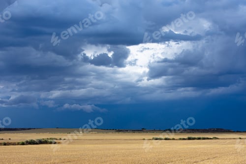 Preview: Dramatic cloudscape before a thunderstorm in the countryside