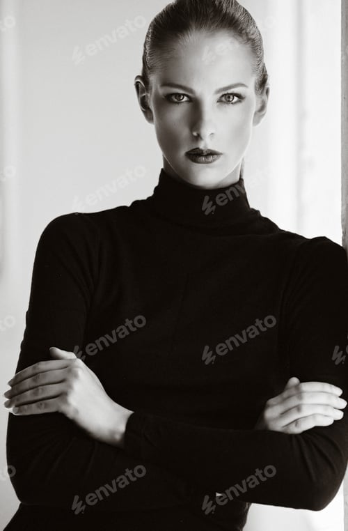 Preview: Black and white portrait of a woman.
