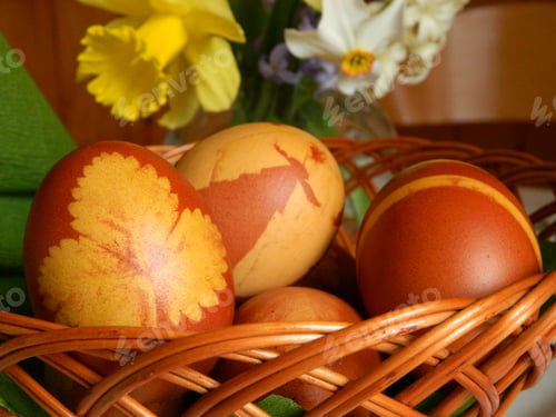 Preview: Naturally colored and decorated eggs for Orthodox Christian Easter