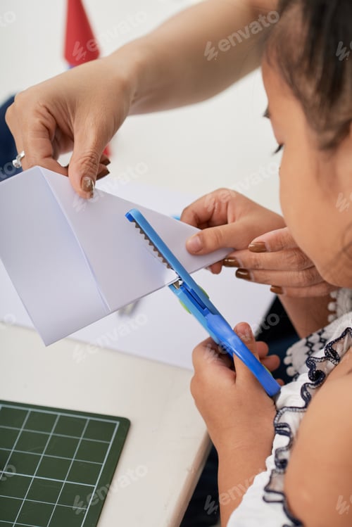 Preview: Cutting with craft scissors
