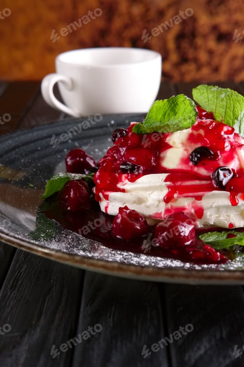 Vorschau: Meringue with cherry and strawberry jam