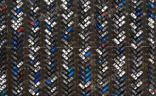 Vista previa: Vista aérea de filas de autos nuevos en un gran parque esperando ser enviados para su exportación e importación